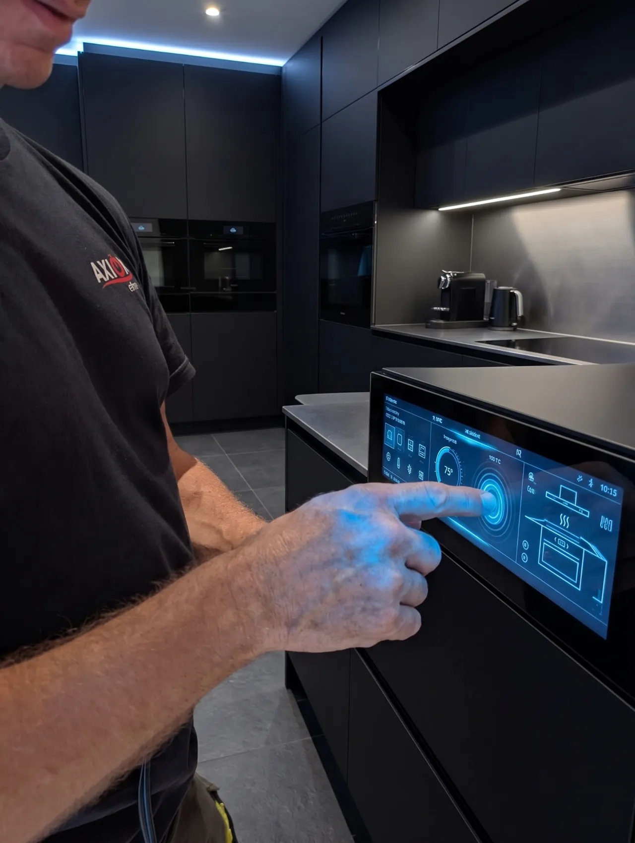 Elektrofachmann bedient eine vernetzte Smart-Home-Steuerung