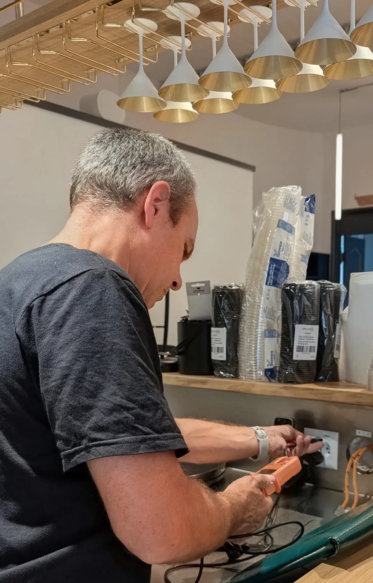 Servicetechniker prüft eine Elektroinstallation in einem Gastronomiebetrieb